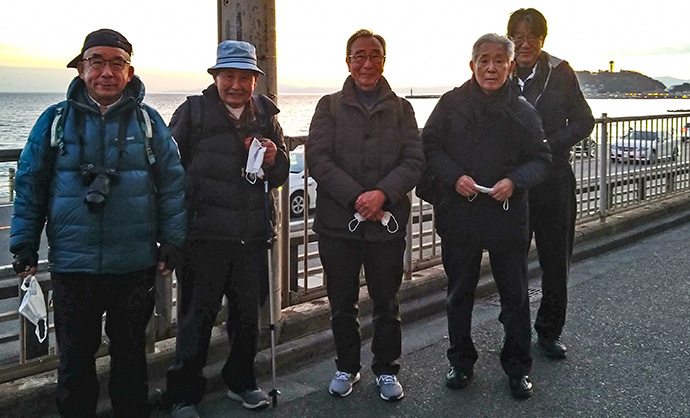 画像：カメラサークル　2023年2月　「江ノ島のシーキャンドルに落ちる夕日を撮ろう」をテーマに撮影会を実施しました。