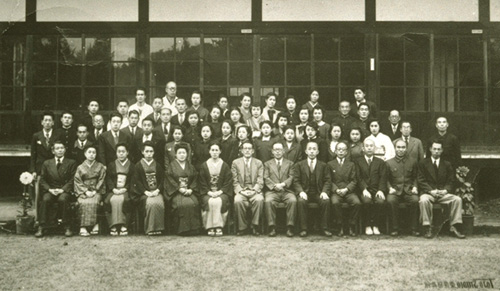画像：1947年11月、社員一同による記念撮影（前列中央に市村夫妻）