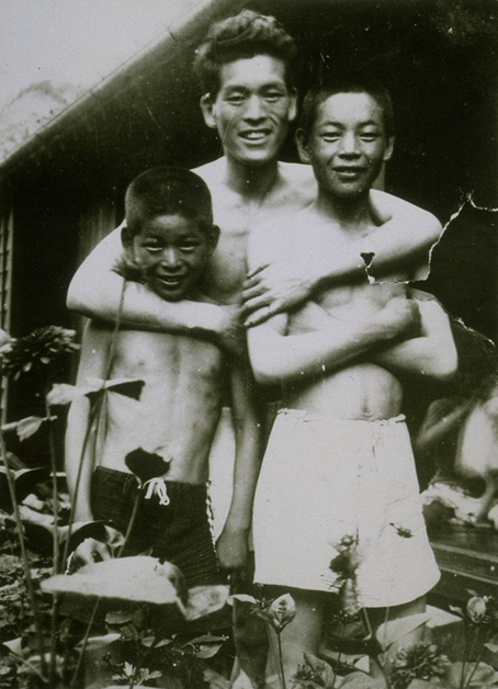 画像：1922（大正11）年、北京に向かう前に弟たちと（生家前にて）