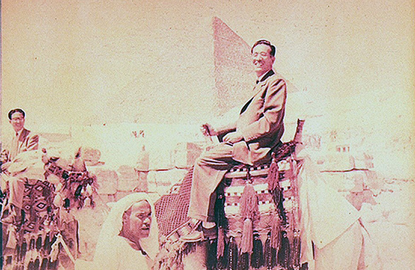 画像：ラクダに乗る（エジプト：1956年9月）