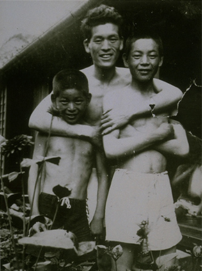 画像：1922年(大正11)北京に向かう前生家前で弟たちと