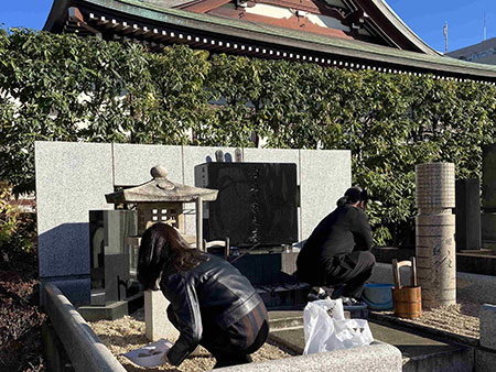 画像：落ち葉を拾うなど丁寧に掃除中