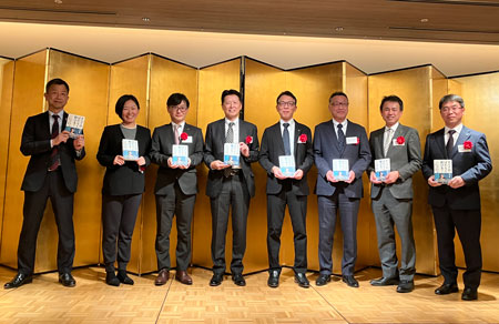 画像：山下会長の書籍を手に（年男・年女の皆さん）